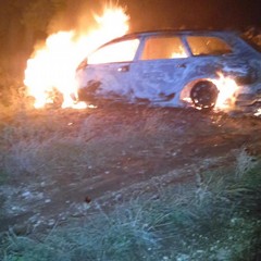 Tre auto incenerite nelle campagne di Ruvo. Erano rubate, si sospetta il dolo