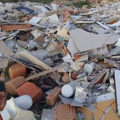Discarica abusiva in località Pozzo Sorgente: «Rifiuti e scarti edili»