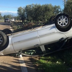 Paura sulla strada Molfetta-Ruvo: auto capovolta sulla carreggiata