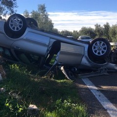 Paura sulla strada Molfetta-Ruvo: auto capovolta sulla carreggiata