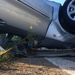 Paura sulla strada Molfetta-Ruvo: auto capovolta sulla carreggiata