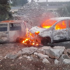 Auto incendiate, trovate le carcasse: una era stata rubata a Ruvo