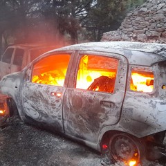 Auto incendiate, trovate le carcasse: una era stata rubata a Ruvo