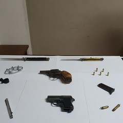 Armi e munizioni: tre arresti a Ruvo. Anche una micidiale penna-pistola