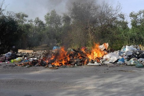 incendio rifiuti contrada fondo rotondo