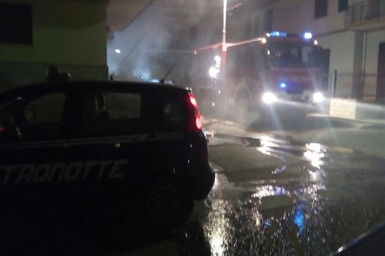 Il Fiat Doblò incendiato in via Giordano