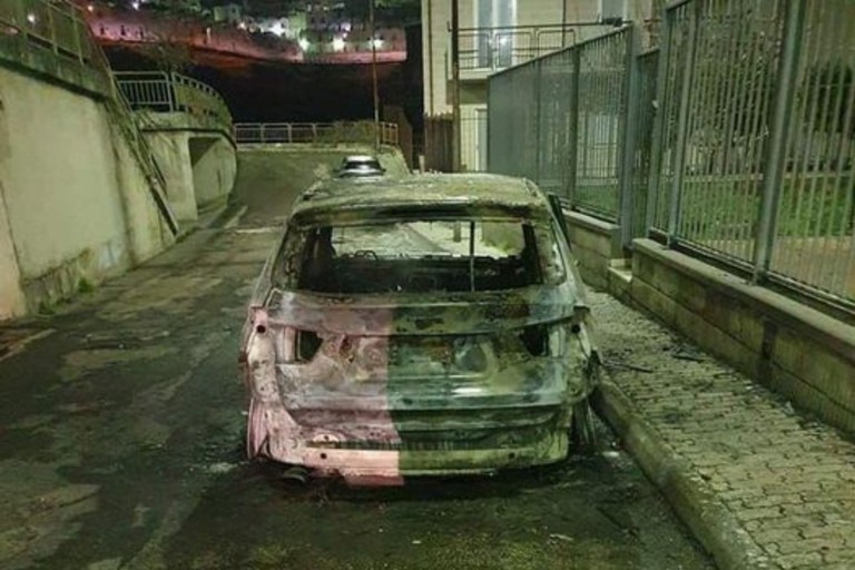 Auto bruciata nell'attentato
