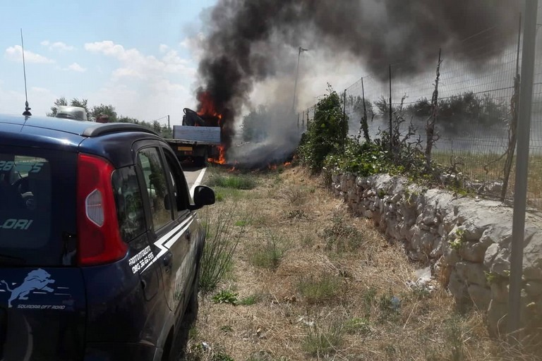 Il furgone fermo sulla strada provinciale 151