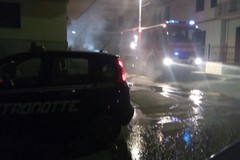 Fiamme nella notte: brucia un Fiat Doblò