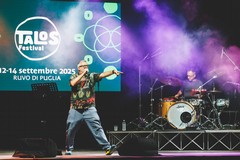 Talos Festival 2025 si chiude in festa: Frankie hi-nrg mc infiamma Piazza Matteotti