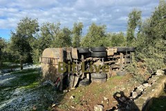 Ribaltato un camion per la raccolta latte su via Gravina