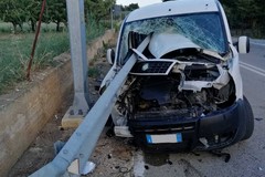 Guard rail perfora l'abitacolo di un furgone fra Ruvo e Palombaio, miracolato il conducente