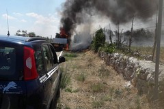 Il furgone prende fuoco mentre è in marcia: conducente illeso