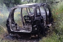 Fiat 500 carbonizzata trovata abbandonata nelle campagne di Ruvo