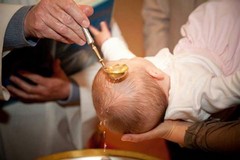 Il vescovo Cornacchia ha battezzato il piccolo Felice Gustamacchia
