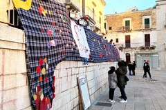 Quaranta metri di stoffa cuciti e ricamati da donne di ogni nazionalità: tutto pronto per la "Grande Calza Ruvese"