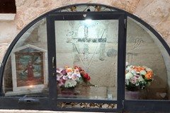 Ripristinato il vetro dell’edicola votiva di Gesù al Calvario