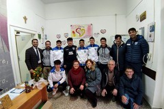 I ragazzi di Futsal Byre Ruvo donano generi alimentari a Emporio Legàmi