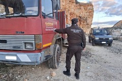 Autocarro rubato ritrovato in una cava tra Bitonto e Ruvo di Puglia