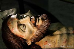 Antonio Marinelli analizza la statua del Cristo Morto custodita nella Chiesa del Carmine