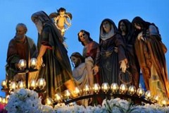 Ruvo di Puglia nel silenzio del Giovedì Santo senza gli Otto Santi. Storia e foto