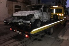 Paura in via Corato, Fiat Panda prende fuoco