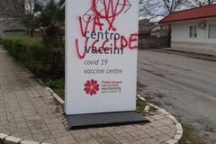 "Vax uccide", vandali in azione al centro vaccinale