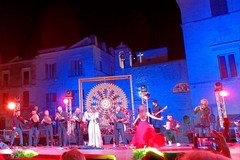 Una notte di festa e musica popolare in piazza Matteotti