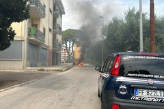 Auto in marcia prende fuoco: momenti di paura per la conducente