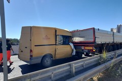Dopo l'impatto resta incastrata tra le lamiere: morta, lavorava a Ruvo di Puglia