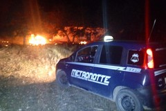 Durante un controllo nell'agro di Ruvo di Puglia spunta un'auto in fiamme