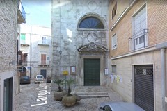 Parcheggi e tavolate, ma «largo e larghetto del Carmine appartengono alla Chiesa e ai fedeli»