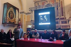 A Ruvo di Puglia l’opera di Joseph D’Ingeo: gli Otto Santi tra luce di candele e silenzio sacro – LE FOTO