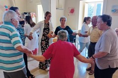 Un pomeriggio di sole e canzoni: musica e spenieratezza alla RSA Spada