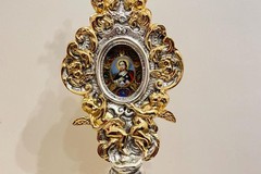 Le  suore Figlie di Maria Ausiliatrice donano una preziosa reliquia di san Rocco alla Confraternita