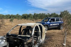 Un'altra auto nelle campagne di Ruvo di Puglia: cannibalizzata e bruciata