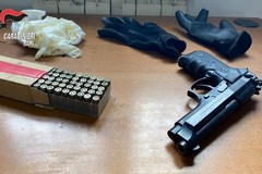 In casa droga, pistola e proiettili: scatta l'arresto per un 22enne