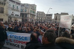 Strisce blu, monta la protesta dei cittadini sotto Palazzo di Città