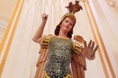 San Michele Arcangelo torna al suo splendore: restituita ai fedeli la statua restaurata – LE FOTO