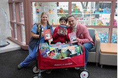 Il cuore grande di Sebastian: a 9 anni dona 100 libri ai bambini malati di cancro