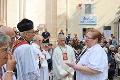 I Santi Medici si fermano alla RSA Spada: l’abbraccio di Ruvo ai suoi anziani - LE FOTO