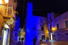 Suggestiva, la Torre "dipinta" di blu: un pensiero alle vittime civili delle guerre