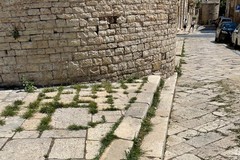 Via al decespugliamento dei marciapiedi nel centro storico