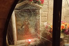 Vandalismo a Ruvo di Puglia, rotta la vetrata sotto l’arco di via Sant’Arcangelo