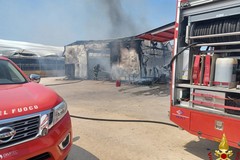 Incendio in un capannone a Ruvo di Puglia: a fuoco anche un camion, Vigili del Fuoco al lavoro