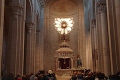 Il miracolo della luce del solstizio: nella Cattedrale di Ruvo il rosone incontra la croce - LE FOTO