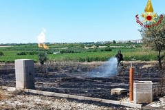 Incendio di sterpaglie vicino a un casale a Ruvo di Puglia