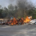 Fiamme alla montagna di rifiuti in contrada Fondo Rotondo (FOTO)