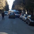 Tre ruote si ribalta all'incrocio di via Cairoli