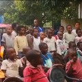L'abbraccio dei bambini dello Zambia: «Viva Italia, ce la faremo»